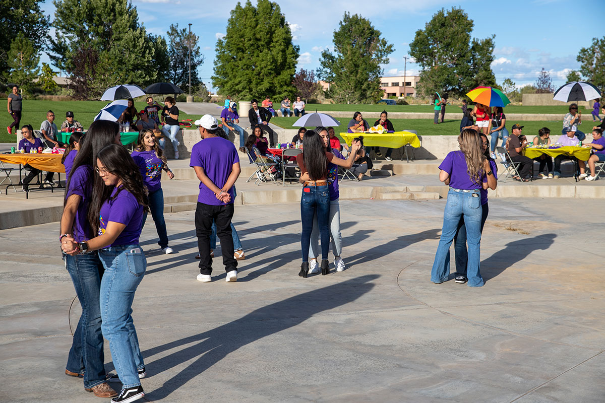 Grupo de personas bailando